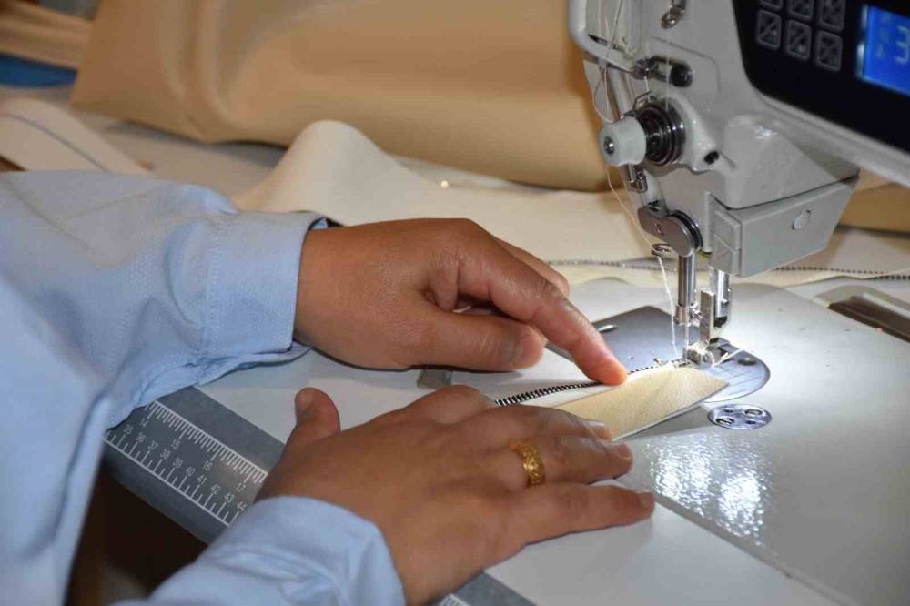 Kadınlar Kendi Diktikleri Kıyafetleri Giyiyor