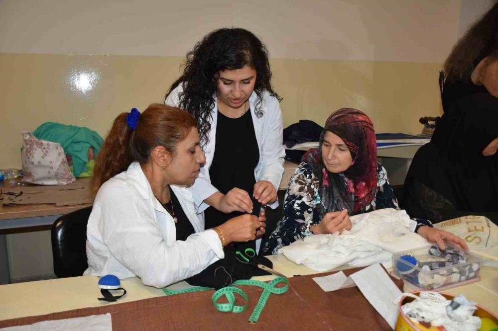 Kadınlar Kendi Diktikleri Kıyafetleri Giyiyor