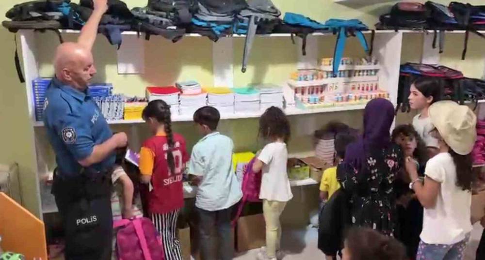 Polis Memuru ’Askıda Kırtasiye Projesi' ile 300 öğrenciye destek oldu