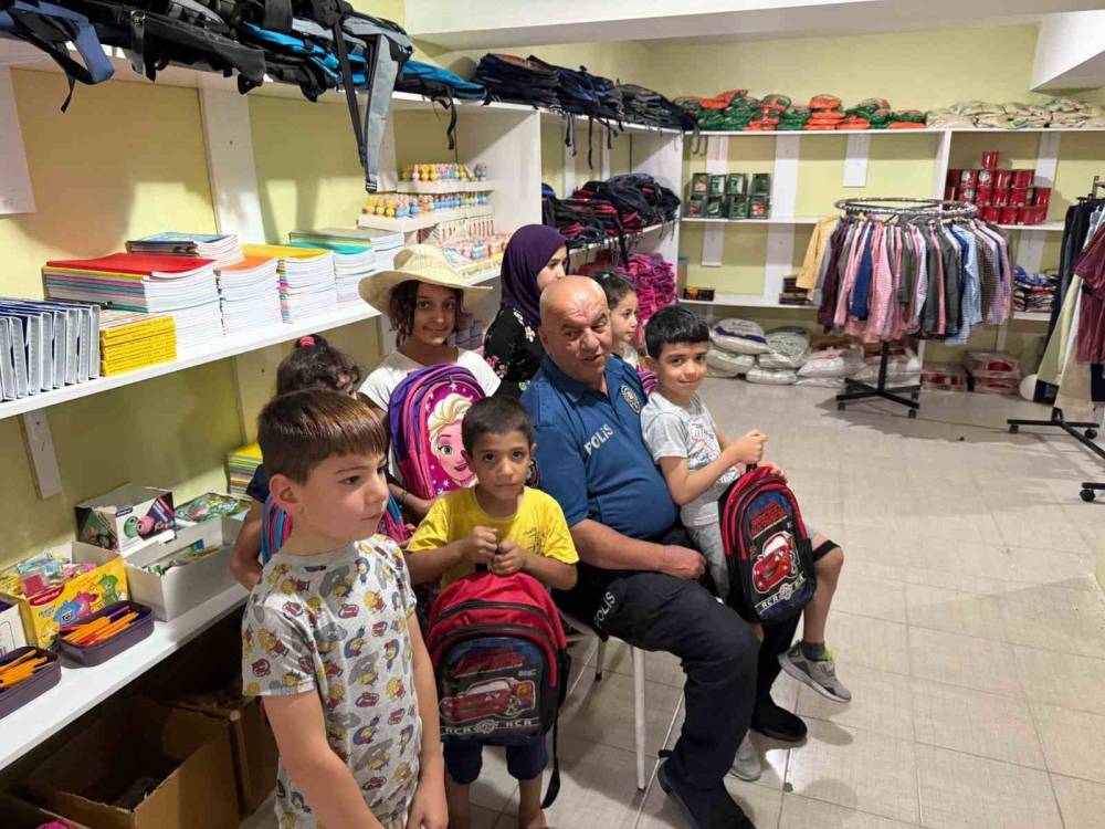 Polis Memuru ’Askıda Kırtasiye Projesi' ile 300 öğrenciye destek oldu