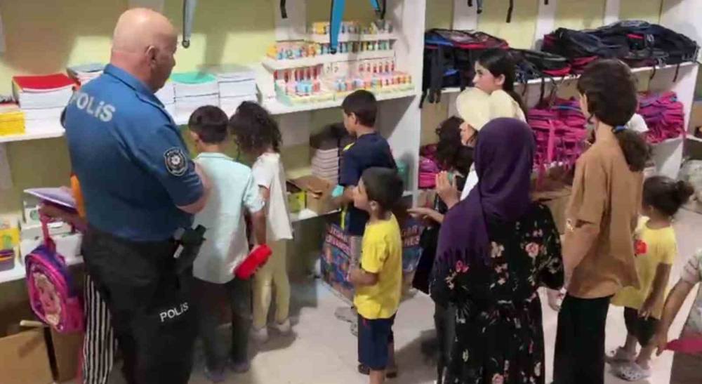 Polis Memuru ’Askıda Kırtasiye Projesi' ile 300 öğrenciye destek oldu