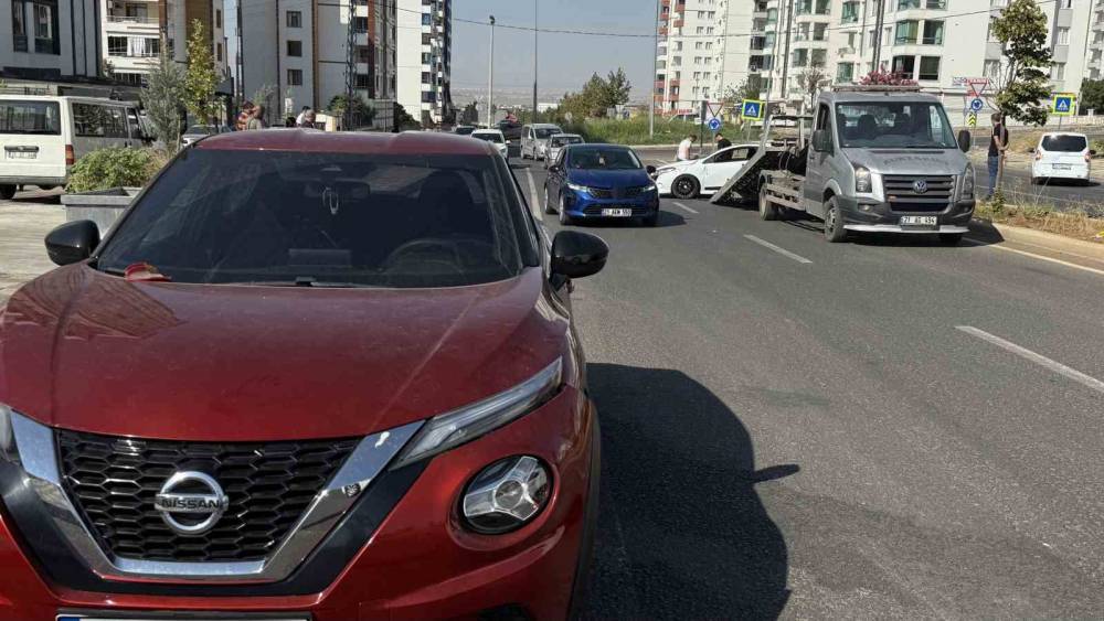 İki Otomobil Çarpıştı: 1 Yaralı