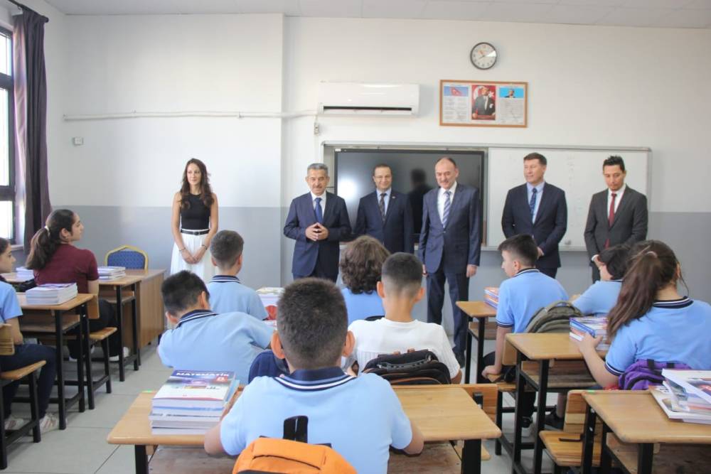Cizre’de İlk Ders Zili Çaldı, 46 Bin 349 Öğrenci Ders Başı Yaptı