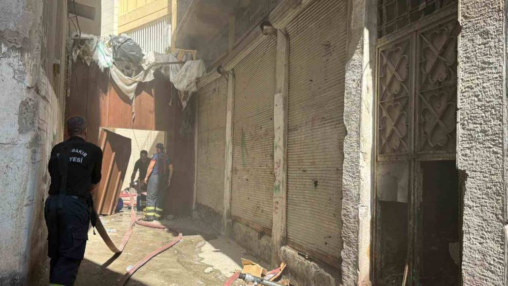 Neredeyse Bir Gündür Yanıyor: Ayakkabıların Bulunduğu Depodaki Yangın Söndürülemiyor