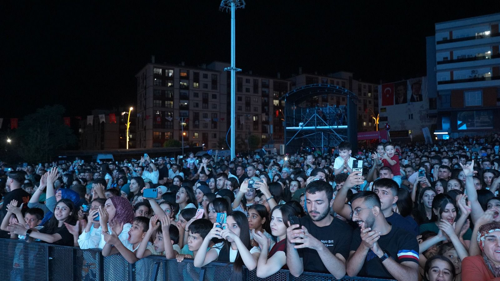 aa-20250912-39097912-39097909-sarkici-bayhan-sirnakta-bir-anadolu-senliginde-konser-verdi.jpg