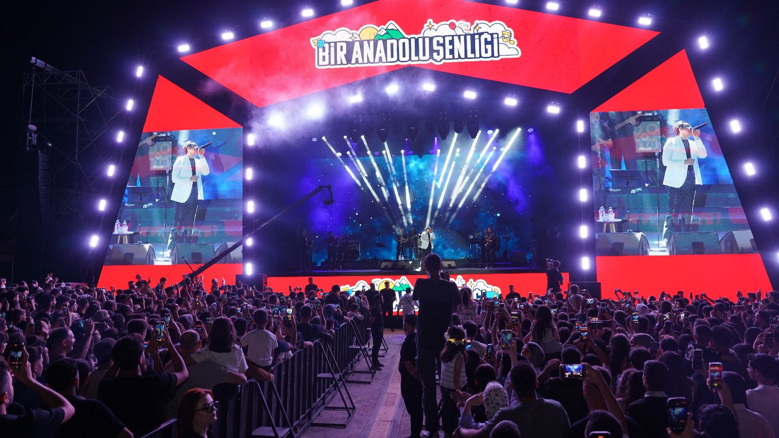 aa-20250912-39097912-39097910-sarkici-bayhan-sirnakta-bir-anadolu-senliginde-konser-verdi.jpg