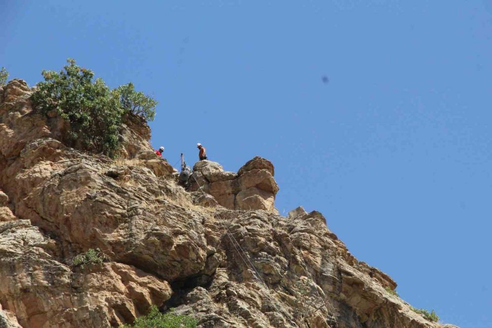 Şırnak’ta Kaya Düşmelerine Karşı 15 Bin Metrekarelik Çelik Ağ Ve Sensörlü Bariyer Sistemli Önlem