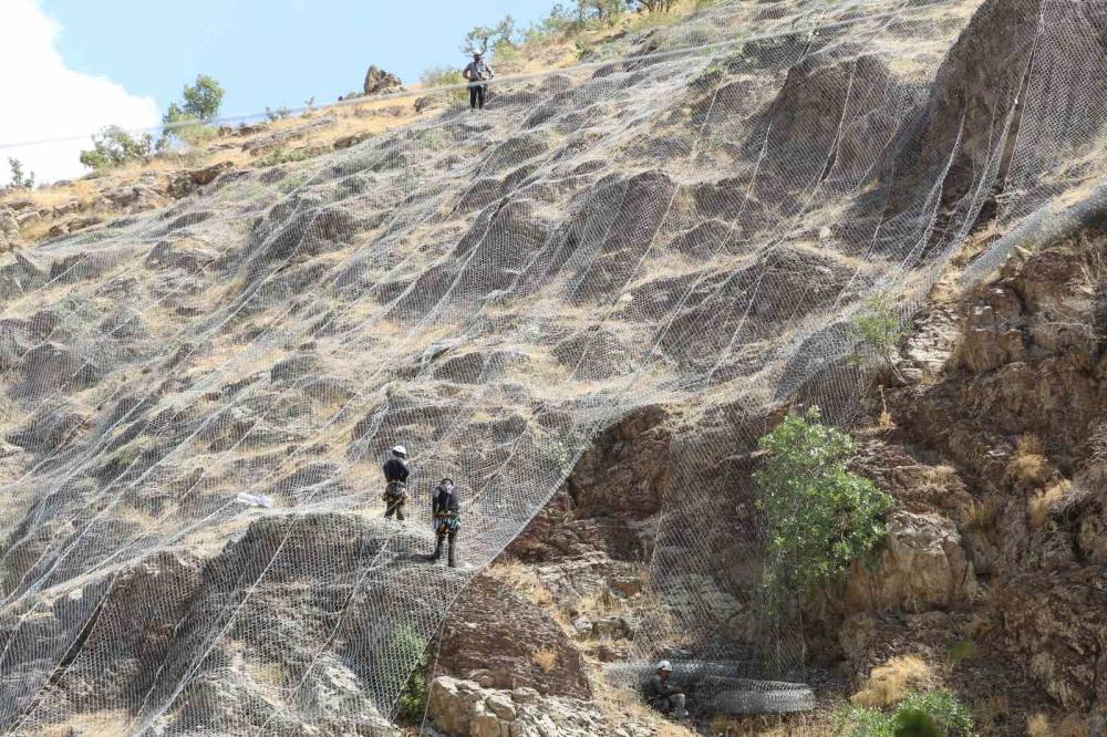 Şırnak’ta Kaya Düşmelerine Karşı 15 Bin Metrekarelik Çelik Ağ Ve Sensörlü Bariyer Sistemli Önlem