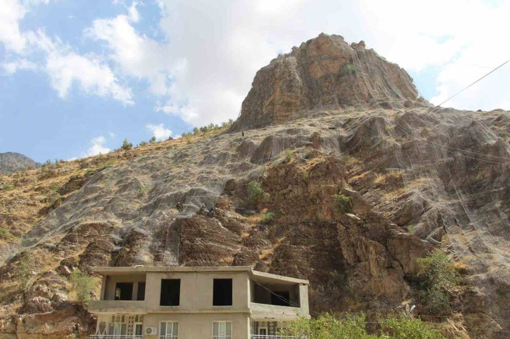 Şırnak’ta Kaya Düşmelerine Karşı 15 Bin Metrekarelik Çelik Ağ Ve Sensörlü Bariyer Sistemli Önlem