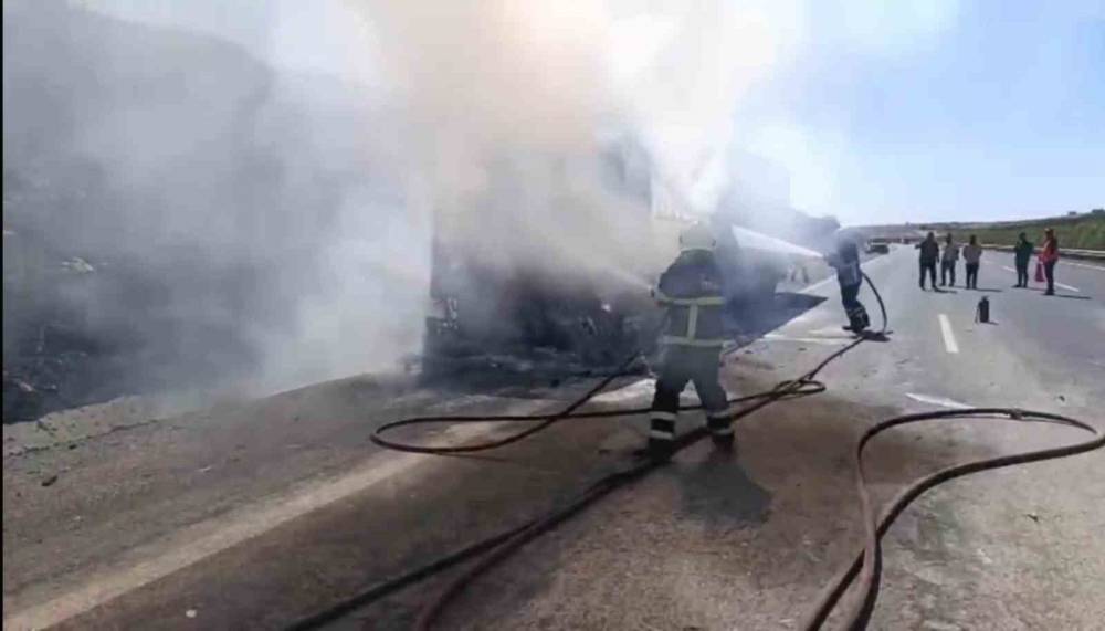 Şanlıurfa’da Saman Yüklü Tır Alev Alev Yandı