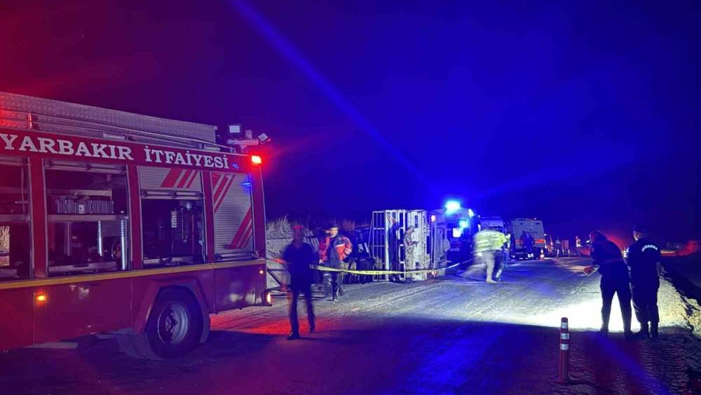 Diyarbakır’da feci kaza: 2 ölü, 1 yaralı