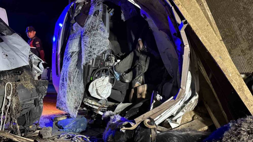 Diyarbakır’da feci kaza: 2 ölü, 1 yaralı