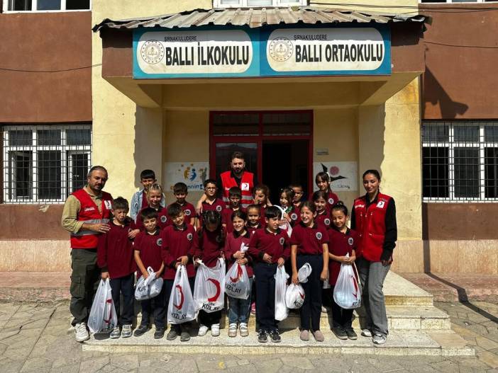 turk-kizilay-sirnak-il-merkezi-baskanligi-olarak-balli-ilkokulu-ve-balli-ortaokulundaki-ogrenc.jpg