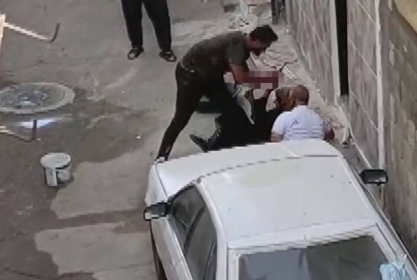 Dehşete Düşüren Görüntüler: Annesini Tekmeledi, Ağabeyini Defalarca Bıçaklayarak Öldürdü