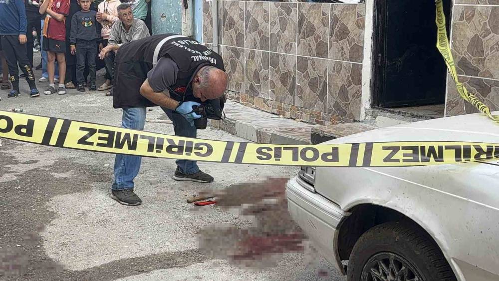 Dehşete Düşüren Görüntüler: Annesini Tekmeledi, Ağabeyini Defalarca Bıçaklayarak Öldürdü