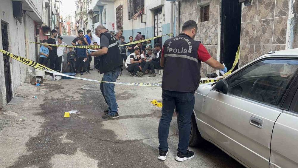 Dehşete Düşüren Görüntüler: Annesini Tekmeledi, Ağabeyini Defalarca Bıçaklayarak Öldürdü