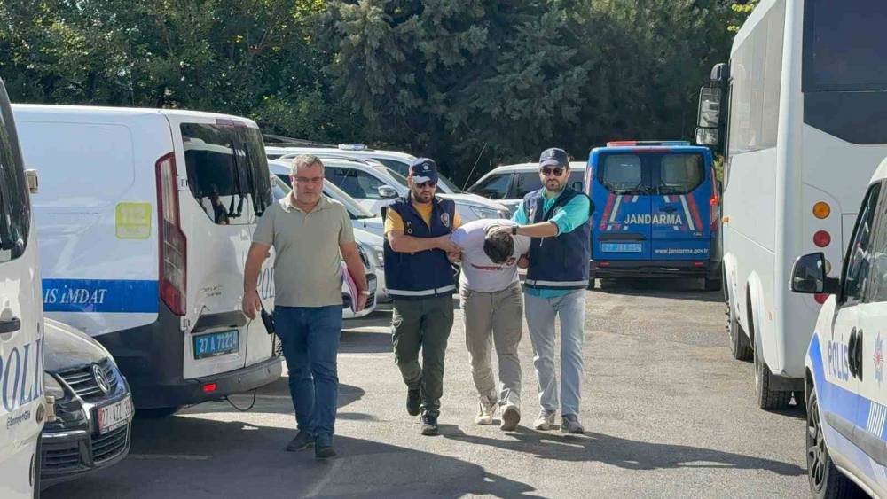 Dehşete Düşüren Görüntüler: Annesini Tekmeledi, Ağabeyini Defalarca Bıçaklayarak Öldürdü