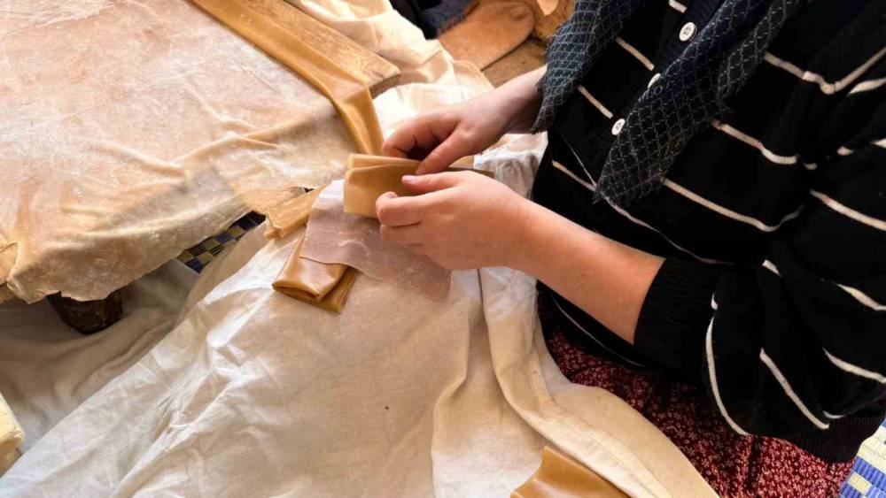 Gaziantep’te Kadınların Üzüm Pekmezli Pestil Mesaisi Başladı