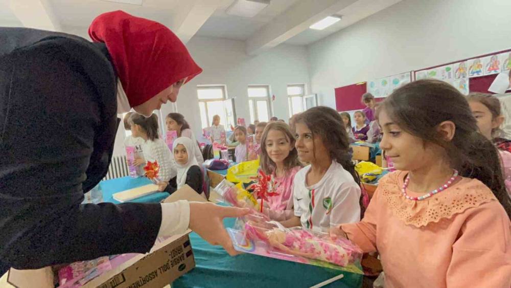 ’Muhtar Ana’ Kız Çocuklarına Hediyeler Dağıttı