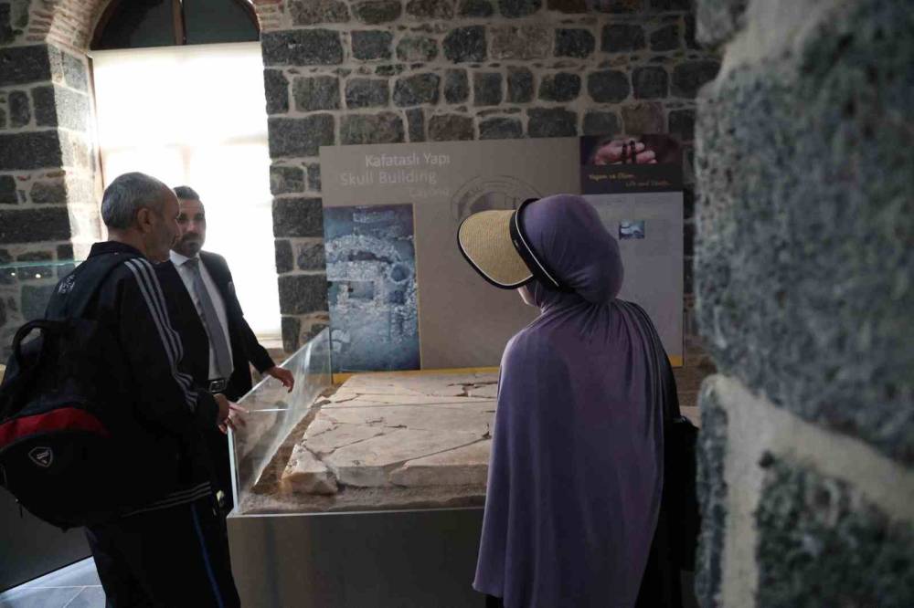 İnsanlık Tarihinin İlk Cenaze Taşı Ortaya Çıktı