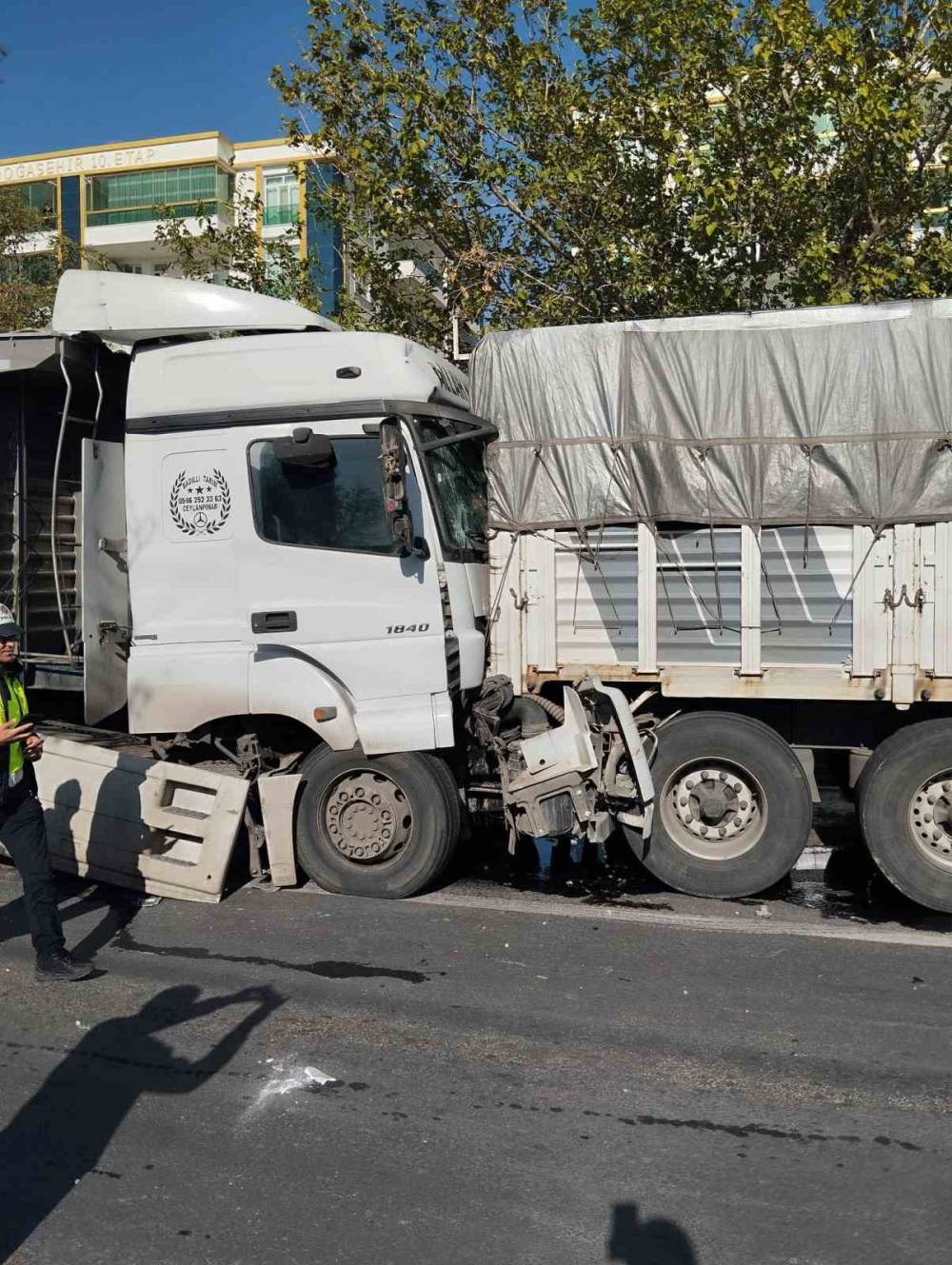 Freni Boşalan Tır Başka Bir Tıra Arkadan Çarptı: 1 Yaralı
