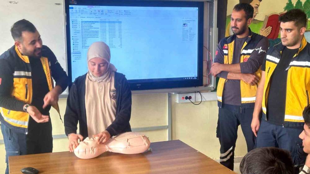 Mezun Olduğu Okulda Hayat Kurtarma Dersi Verdi