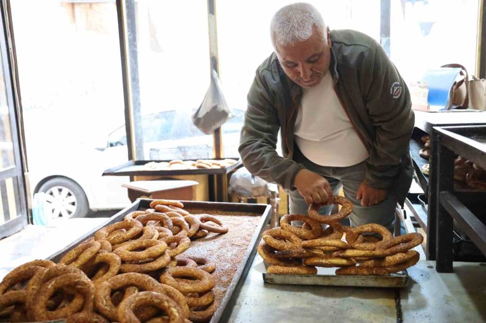 20 Yıl Simit Sattı, 49 Yaşında Atanınca Annesi İnanmadı