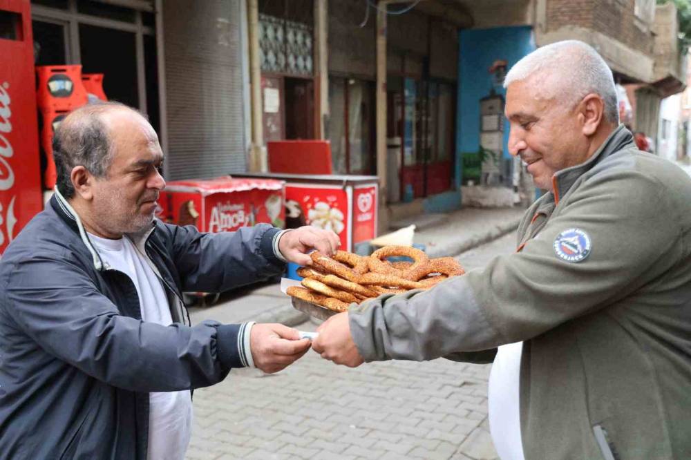 20 Yıl Simit Sattı, 49 Yaşında Atanınca Annesi İnanmadı