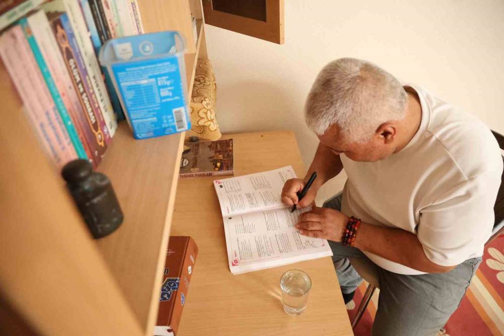 20 Yıl Simit Sattı, 49 Yaşında Atanınca Annesi İnanmadı