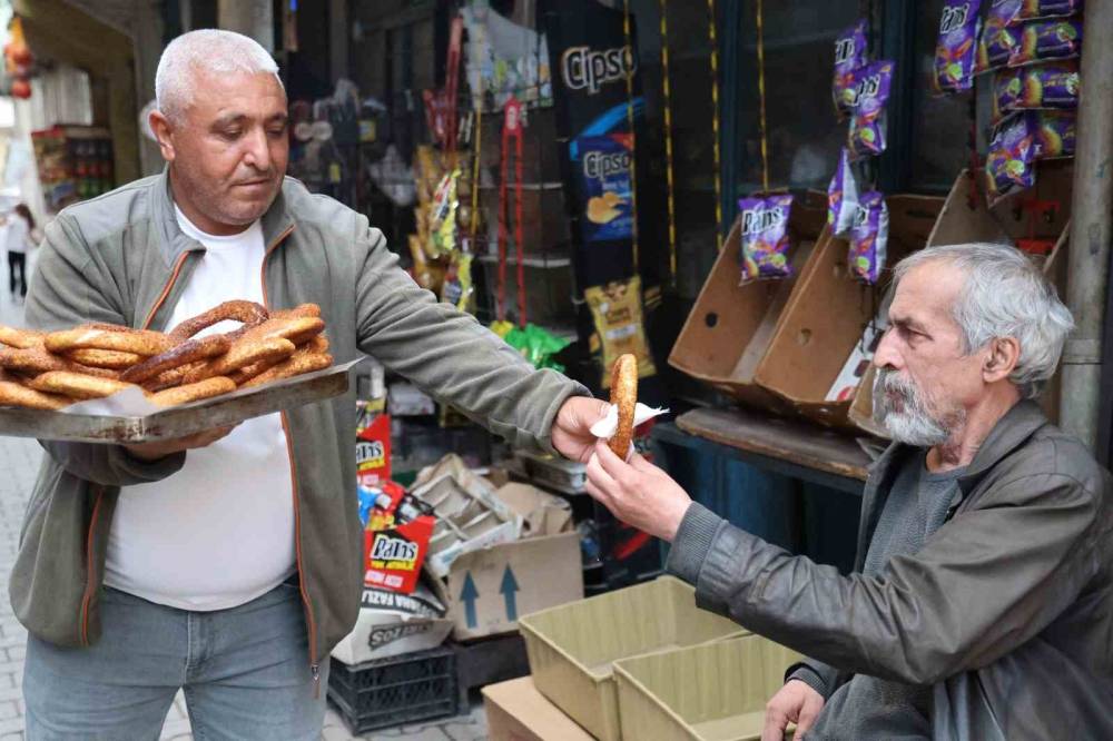 20 Yıl Simit Sattı, 49 Yaşında Atanınca Annesi İnanmadı