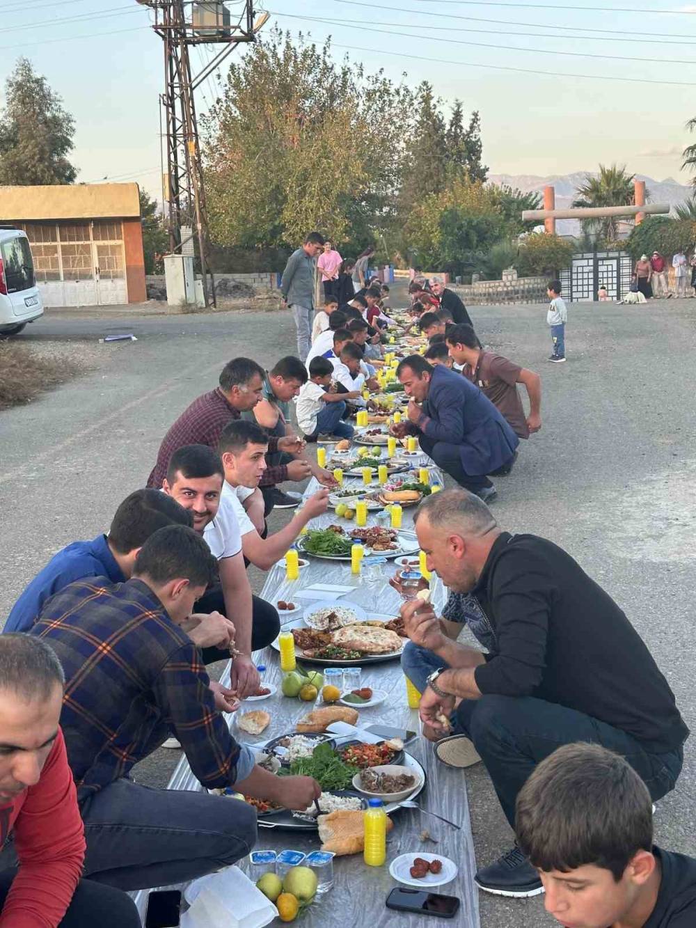 Şırnak'ta Polis Memurundan Köy Çocuklarına Birlik Sofrası