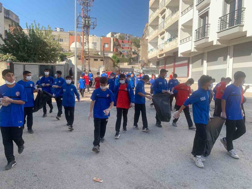 Cizre Spor Lisesi Öğrencileri Çevreye El Attı, Mahalleyi Temizledi