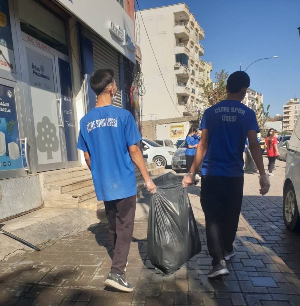 Cizre Spor Lisesi Öğrencileri Çevreye El Attı, Mahalleyi Temizledi