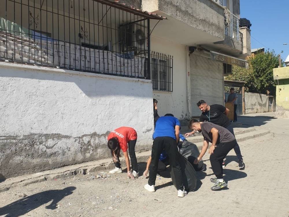 Cizre Spor Lisesi Öğrencileri Çevreye El Attı, Mahalleyi Temizledi