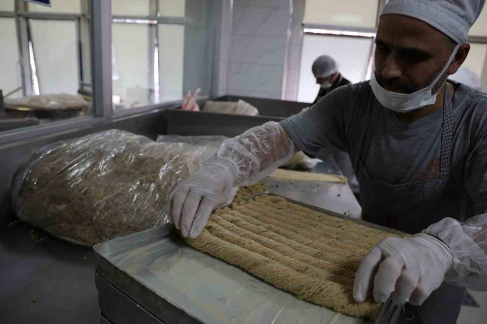 Diyarbakır’ın Köklü Tatlı Firması 41’nci Yıla Özel Fiyatlarda Yüzde 50 İndirime Gitti