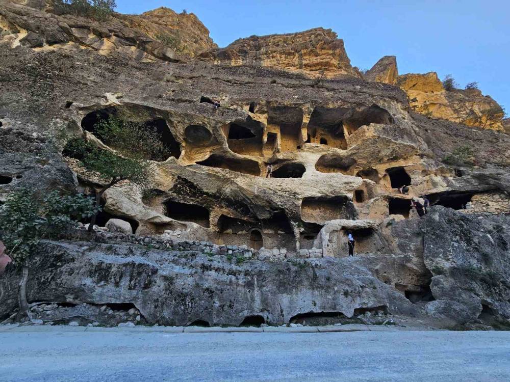 Şırnak'ın Gabar Dağı’nda Saklı Cennet: "7 Katlı Apartman Mağarası"