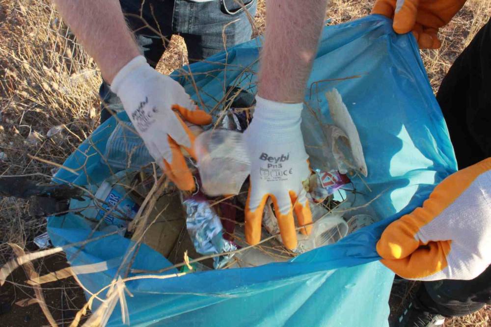 Siirt’te Gönüllü Arkadaş Grubu, İki Yılda 2 Tona Yakın Çöp Topladı