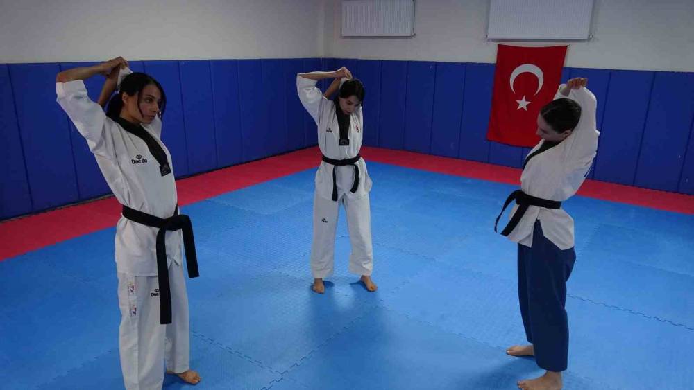 Tekvandocu Babanın Vakit Geçirsinler Diye Salona Götürdüğü 3 Kızı Milli Tekvandocu Oldu