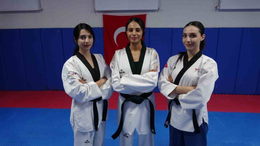 Tekvandocu Babanın Vakit Geçirsinler Diye Salona Götürdüğü 3 Kızı Milli Tekvandocu Oldu