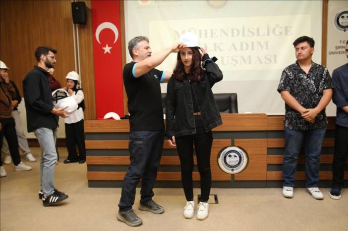 universitemiz-petrol-ve-dogalgaz-muhendis-adaylari-icin-baret-giyme-toreni-gerceklestirildi-7d813208-0a00-472f-9b21-393d9a567a80.jpg