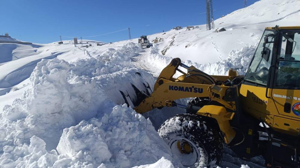 Şırnak’ta Kar Yağışı Erken Geldi: Kalınlığı 1 Metreyi Aştı