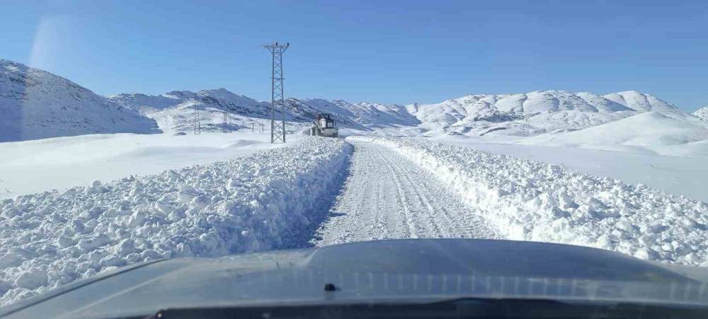 Şırnak’ta Kar Yağışı Erken Geldi: Kalınlığı 1 Metreyi Aştı