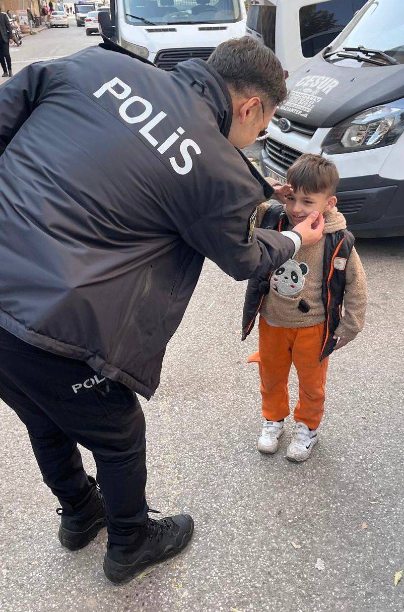 Yoldan Geçen Emniyet Müdürünü Gördü, Asker Selamıyla Yürekleri Isıttı