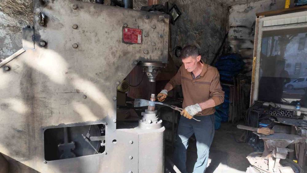 60 Yaşındaki Usta, 45 Yıldır Demir Dövüyor