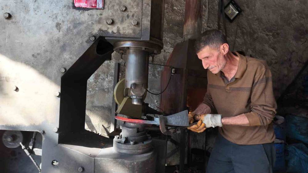 60 Yaşındaki Usta, 45 Yıldır Demir Dövüyor