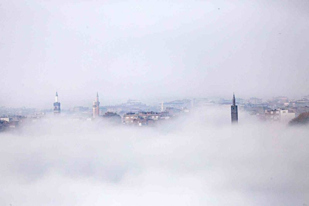 Sis Denizinde Kaybolan Diyarbakır’da, Minareler Görsel Şölen Sundu