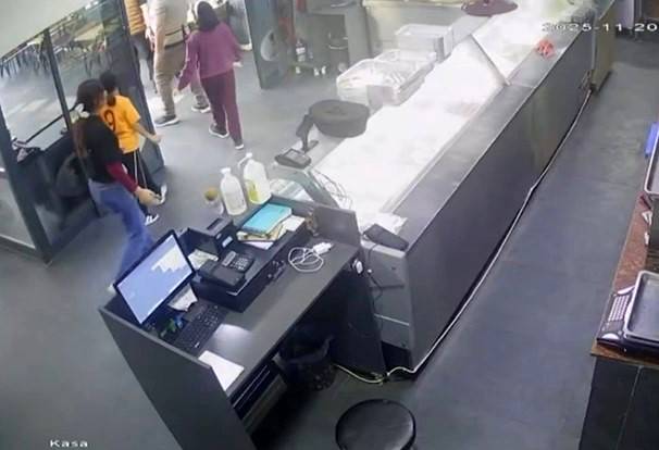 Deprem Anı Kamerada: İş Yerindekiler Panikle Dışarı Kaçtı