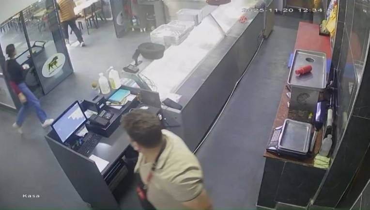 Deprem Anı Kamerada: İş Yerindekiler Panikle Dışarı Kaçtı