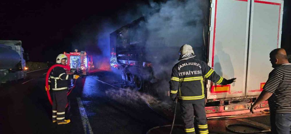 Şanlıurfa’da Salça Yüklü Tır Alev Alev Yandı