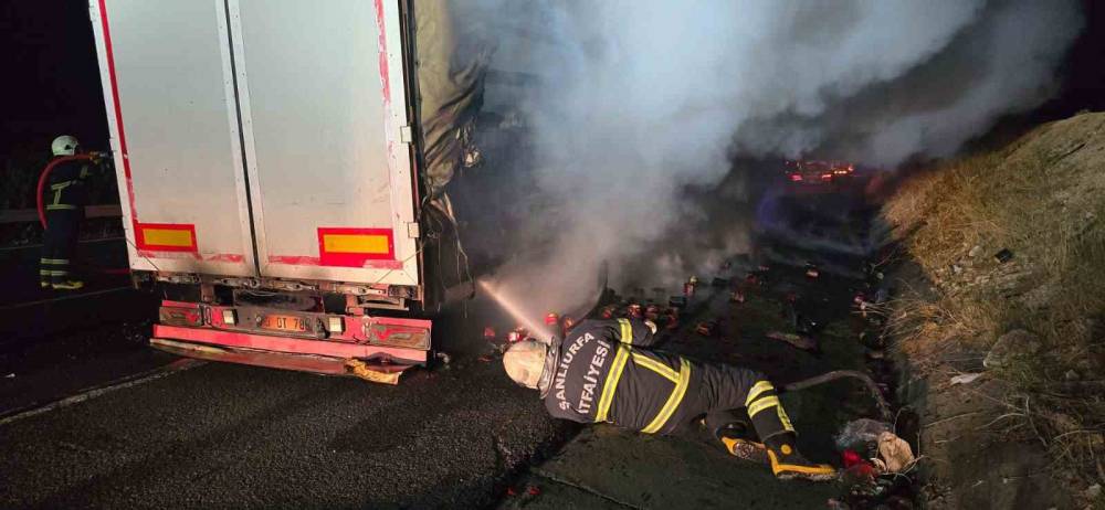 Şanlıurfa’da Salça Yüklü Tır Alev Alev Yandı